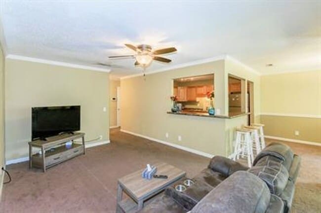 Building Photo - 2 Bed 1 Bath Duplex