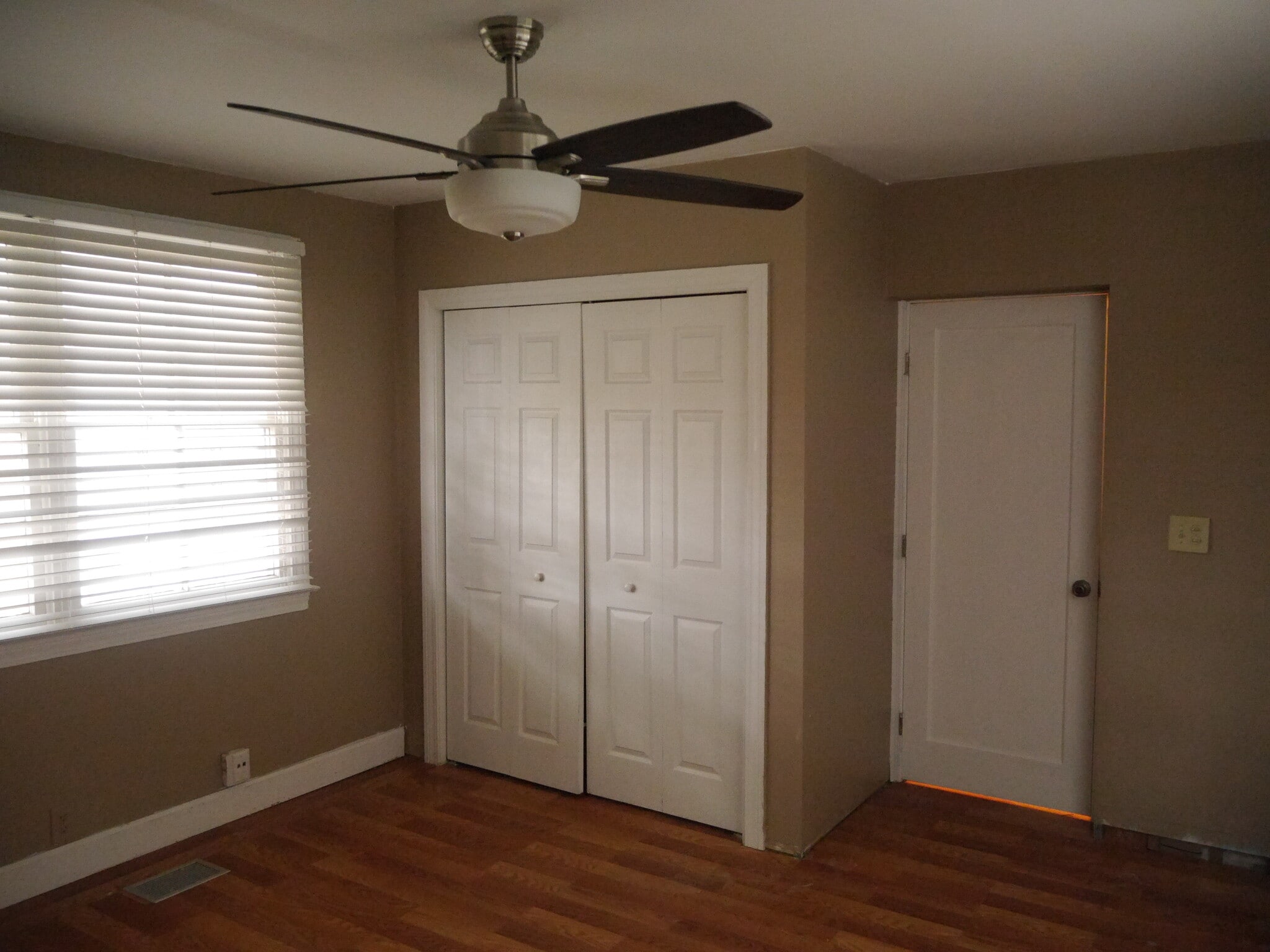 Largest Bdrm - Medium Tan - 2270 Larchmont Rd