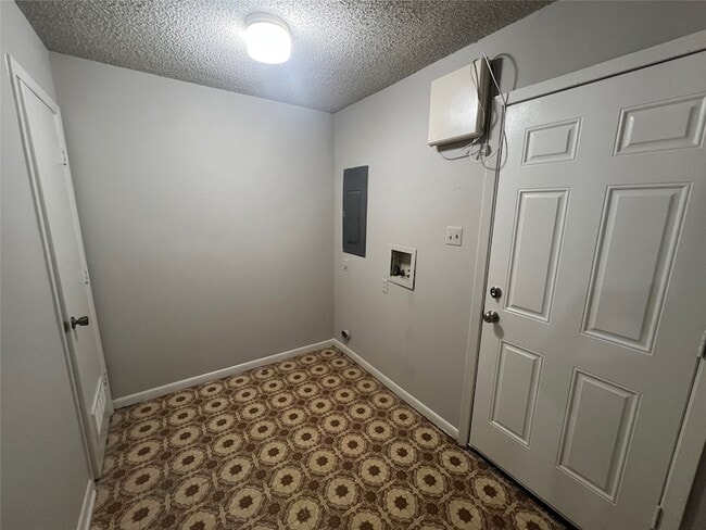 Building Photo - 2301 N Woods St