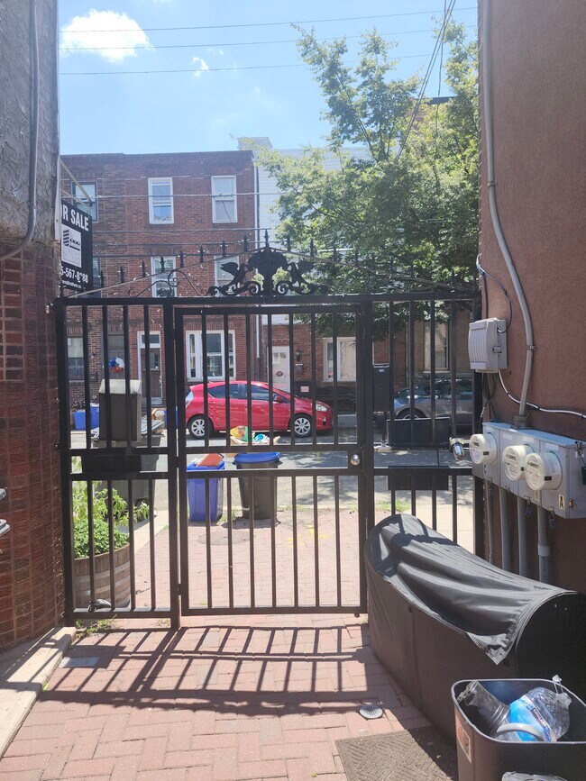 Building Photo - 733 Carpenter St