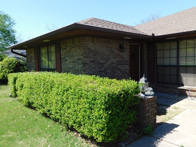 Building Photo - 2 Bed 2 Bath Duplex Newly Renovated