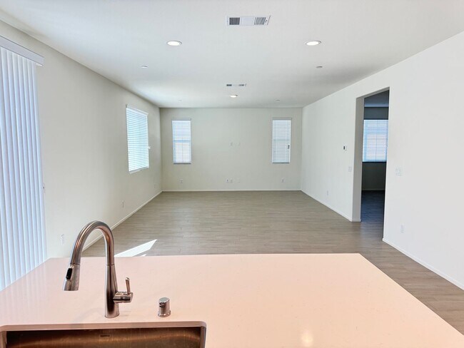 Building Photo - Newly built 5 + 3 With Solar! $4000/Month