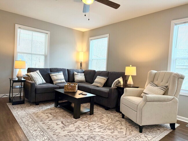 Building Photo - 925 Woody Hills Dr