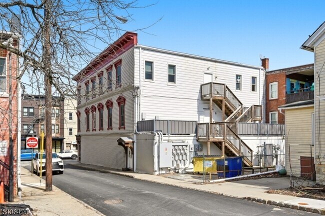 Building Photo - 180 Spring St