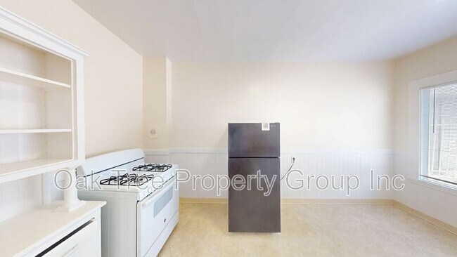 Building Photo - 547 24th St
