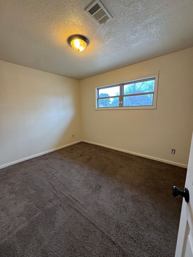 Building Photo - 2 Bed / 1 Bath apartment available now in ...