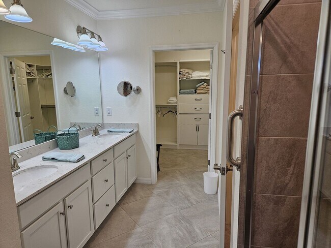 Building Photo - Seasonal Short-Term Sought after Sarasota National (Social Membership) with resort like Amenities!