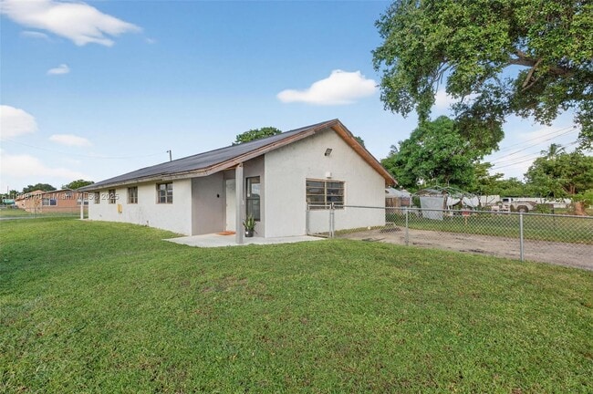 Building Photo - 339 SW 15th St