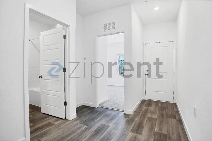 Building Photo - 6173 E Robinson Ave