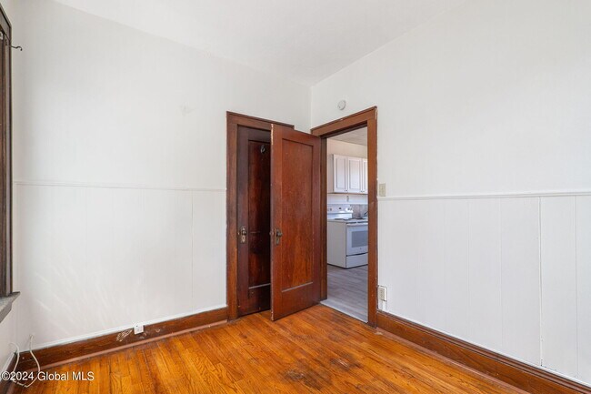 Building Photo - 52 Forest Ave