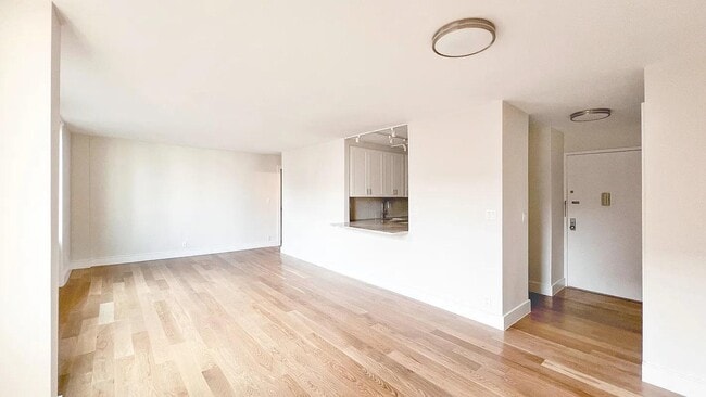 Building Photo - 555 Main St