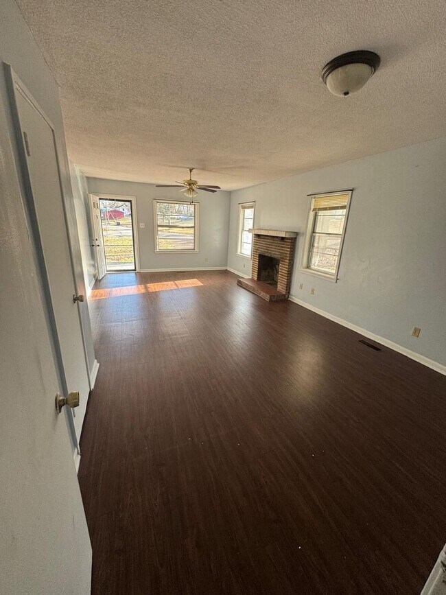 Building Photo - Newly Renovated Home in Florence!!