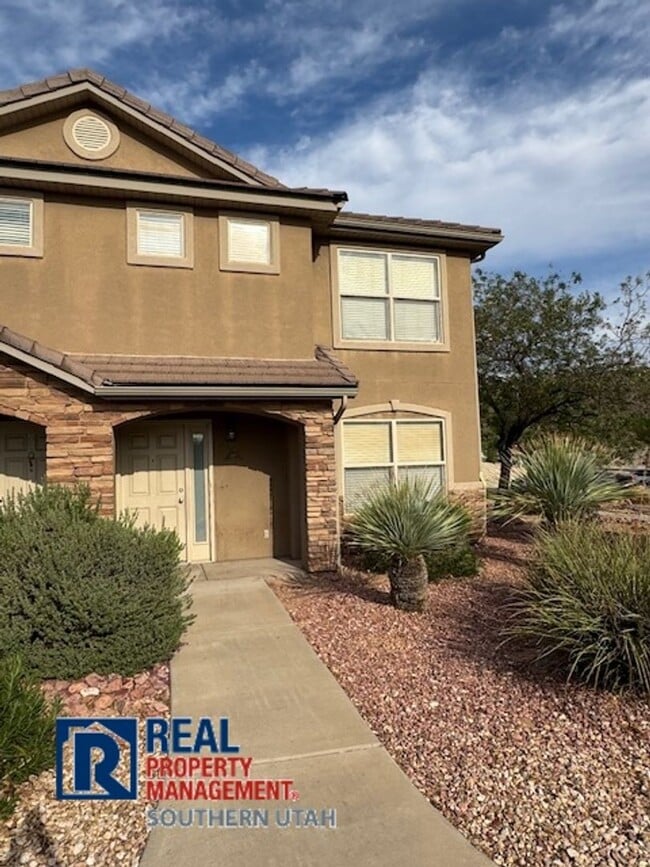 Primary Photo - Spacious Townhome in Hidden Valley