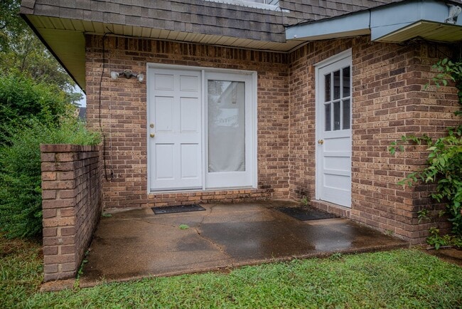 Building Photo - Centrally located between downtown and Eas...