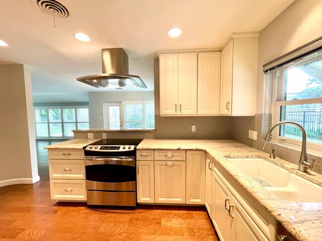 Building Photo - AVAIL IN AUGUST- Immaculate, 3/2 Home in M...
