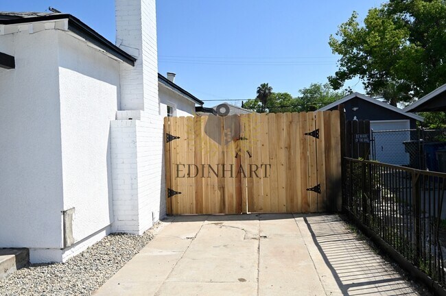 Building Photo - 1584 N Carruth Ave