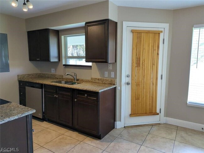 Building Photo - 1503 SW 48th Terrace