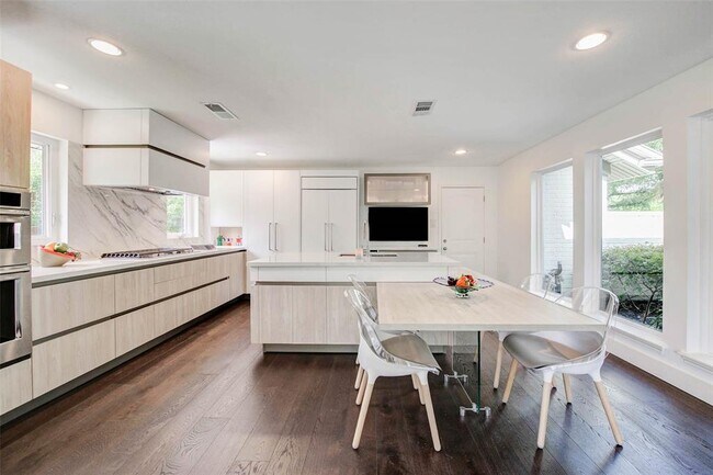 Building Photo - 2907 Fontana Dr