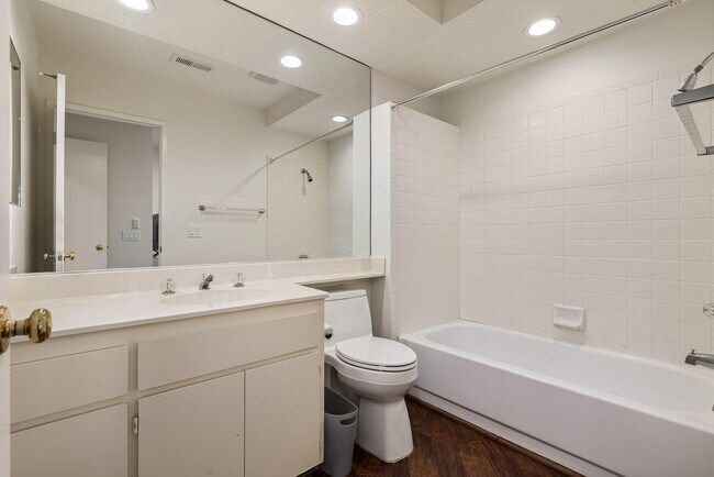 Building Photo - 270 Vista Royale Cir E