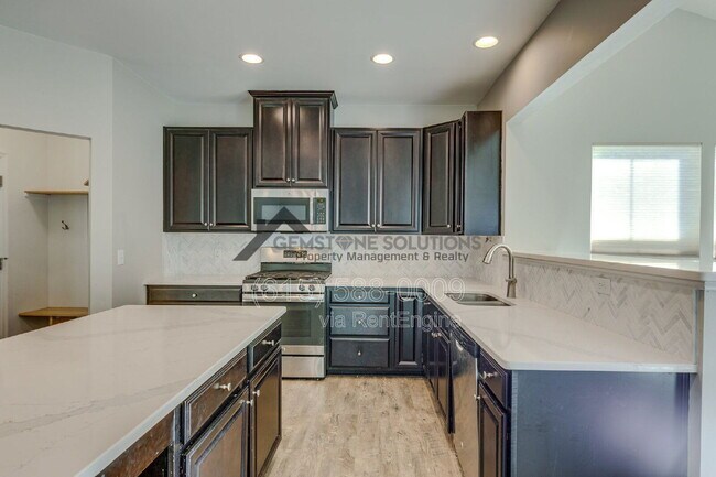 Building Photo - 2704 Orleans Dr