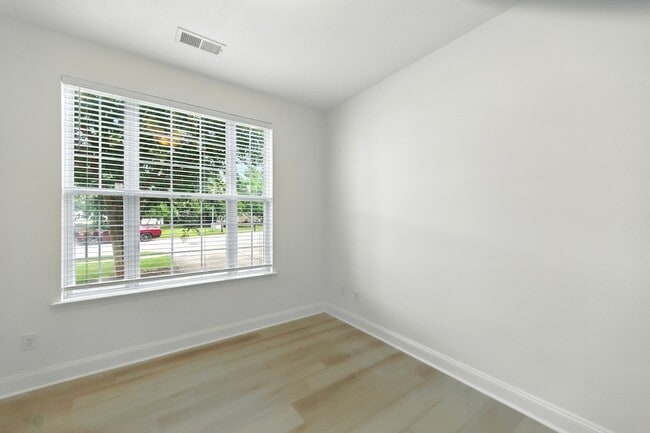 Building Photo - 3018 Silver Charm Cir