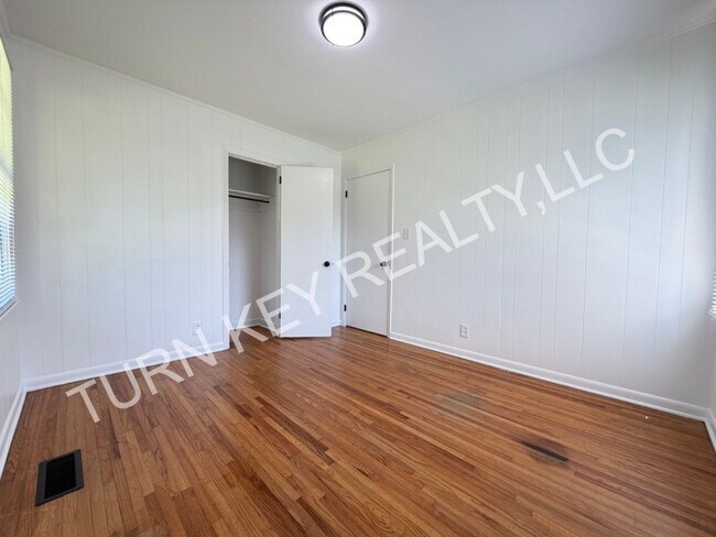Building Photo - 1708 Rogina St