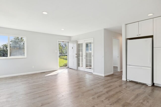 Building Photo - Beautifully Renovated 3bed / 2bath in PRIM...
