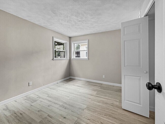 Building Photo - 2100 Dawson Ave NE