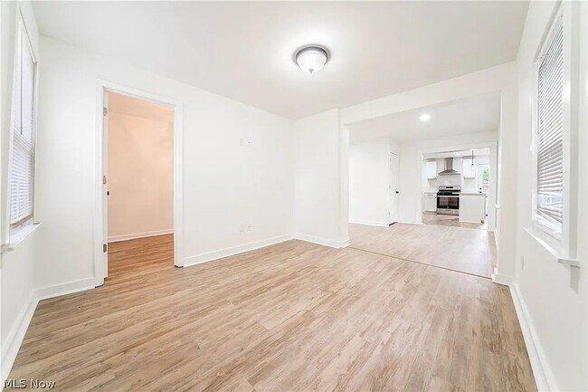 Building Photo - 2053 W 45th St