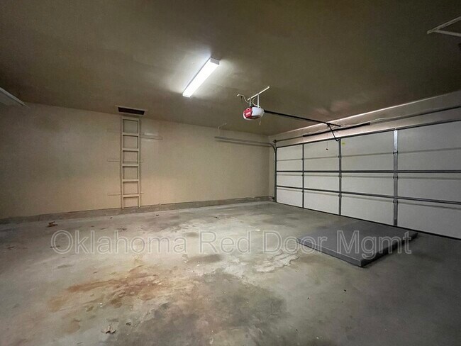 Building Photo - 1600 NE 5th St