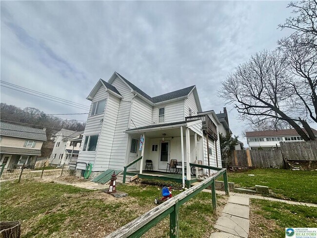 Building Photo - 206 Messinger St