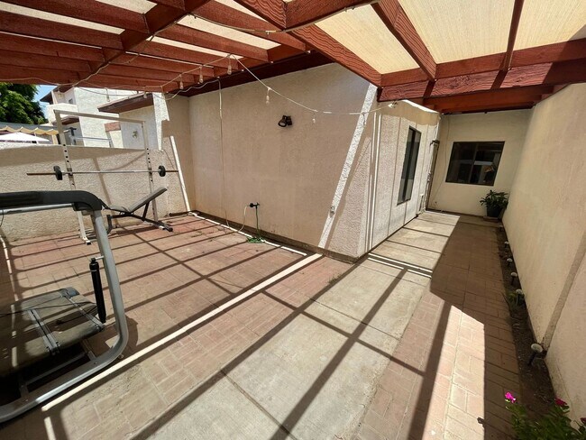 Building Photo - Centrally Located Townhouse!