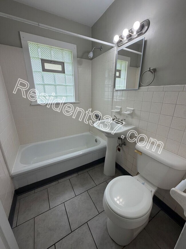 Building Photo - 3 Bed 1 bath