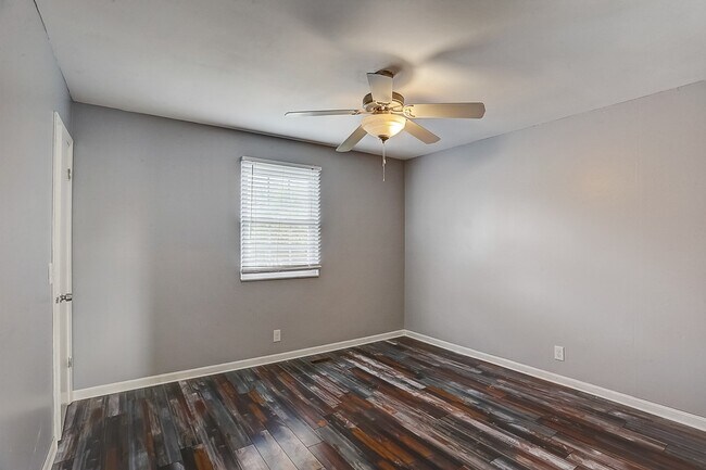 Building Photo - 200 Retreat Ct W