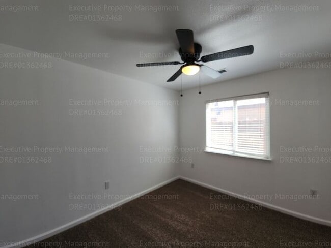 Building Photo - 5 bedrooms/ 2 baths Location Olive Dr/ Old...