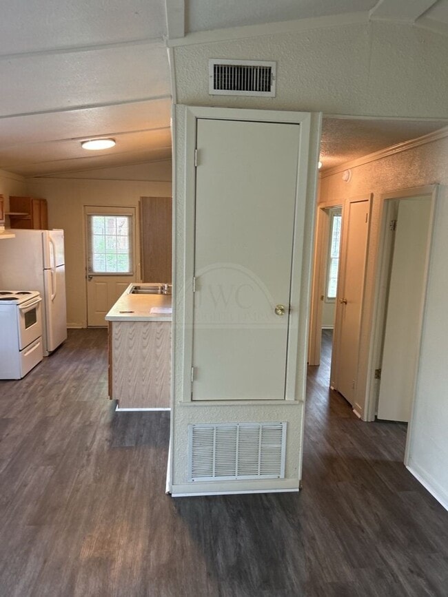Building Photo - 910 Evergreen Dr