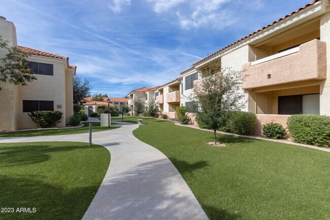Building Photo - 9990 N Scottsdale Rd