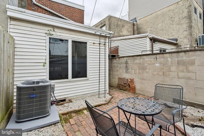 Building Photo - 161 Mifflin St