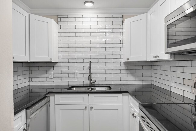 Building Photo - Crown Moulding********* Renovated 3 Bedroom 2 Bath********* Granite Countertops