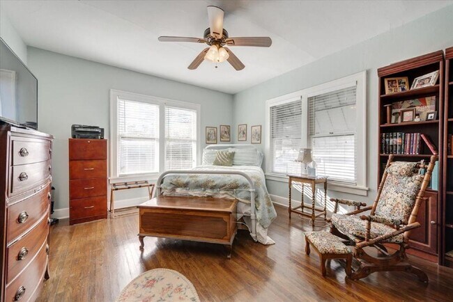 Building Photo - Daring 2 bedroom 1 bath in the heart of Ryan Place.