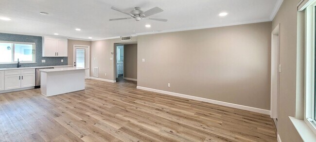 Building Photo - Venice Beach Apts Annual Condo for Rent