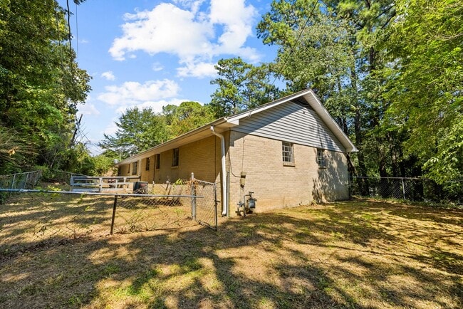 Building Photo - Rare Fully Renovated Center Point Home