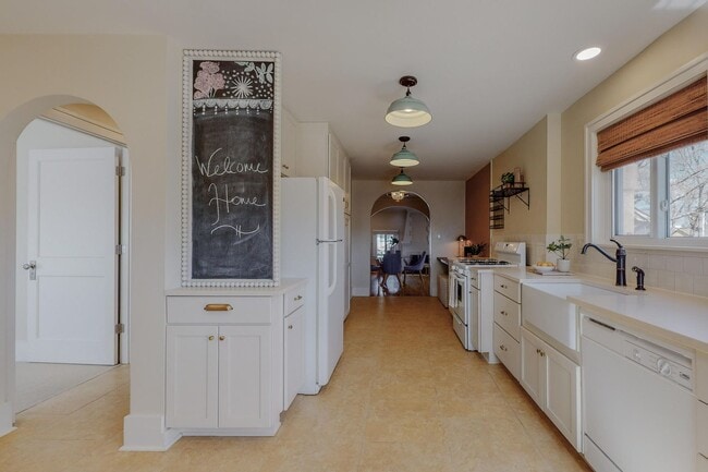 Building Photo - 1610 Las Lomas Rd NE