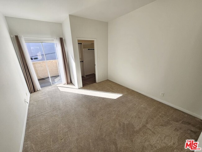 Building Photo - 1957 N Bronson Ave