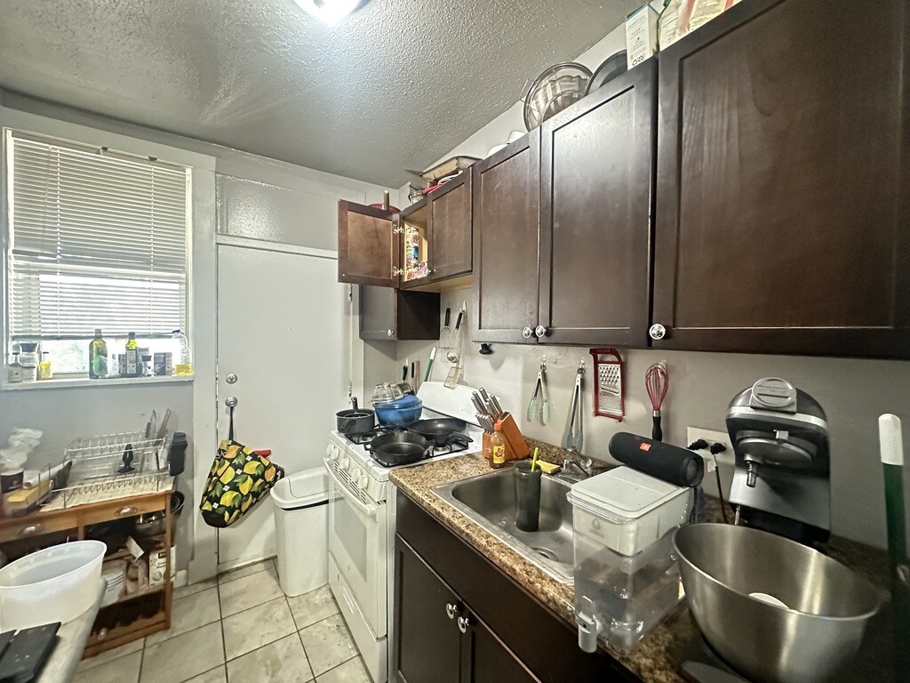 Building Photo - 5662 N Ridge Ave