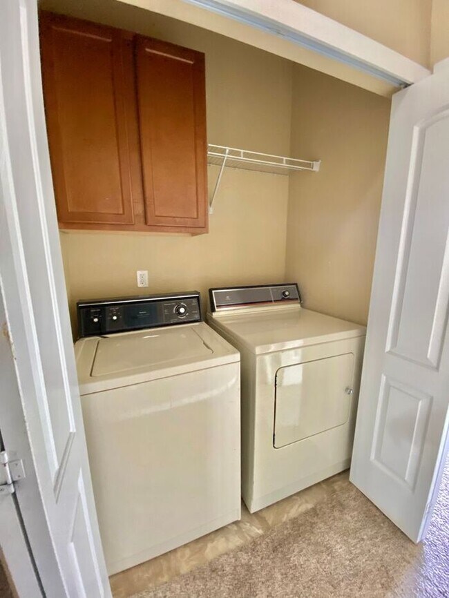 Building Photo - Fantastic 2 Bed, 2 Bath Condo With Detache...