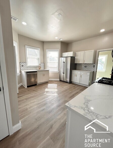 Primary Photo - 2820 N Ridgeway Ave