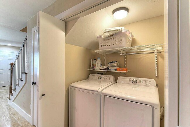 Building Photo - 8854 Kempwood Dr