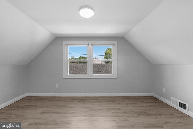 Building Photo - 12 Holbrook Ln