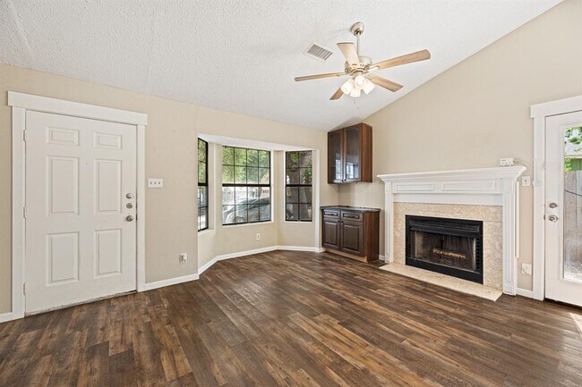 Building Photo - 906 Oleander Ln